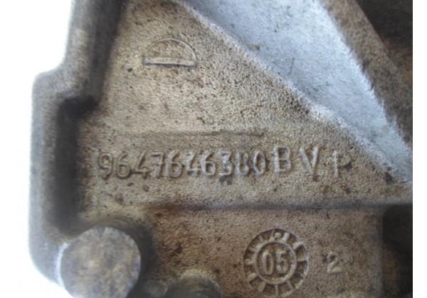 кронштейн двигуна,правий Peugeot,Citroen,Xsara Picasso,1.6hdi,9647646380